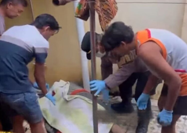 Seorang perempuan inisial YW (67) ditemukan meninggal di dalam rumahnya di RT 02 Guguk, Kelurahan Jawi-Jawi I, Kecamatan Pariaman Tengah, Kota Pariaman, pada Selasa (27/10/2026) sekitar pukul 15.10 WIB. Foto: Tangkapan layar media sosial