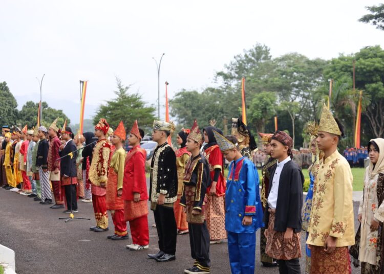 Pemerintah Kota (Pemko) Bukittinggi menggelar upacara peringatan Hari Sumpah Pemuda ke-98 di halaman balai kota, Rabu (28/10/2026).