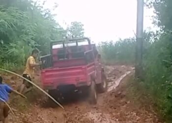 Kondisi jalan yang menghubungkan Jorong Betung Busuk dengan Jorong Kubu Baru, Sibintayan, dan Soma di Nagari Muara Tais Koto Gadang, Kecamatan Mapat Tunggul, Kabupaten Pasaman.