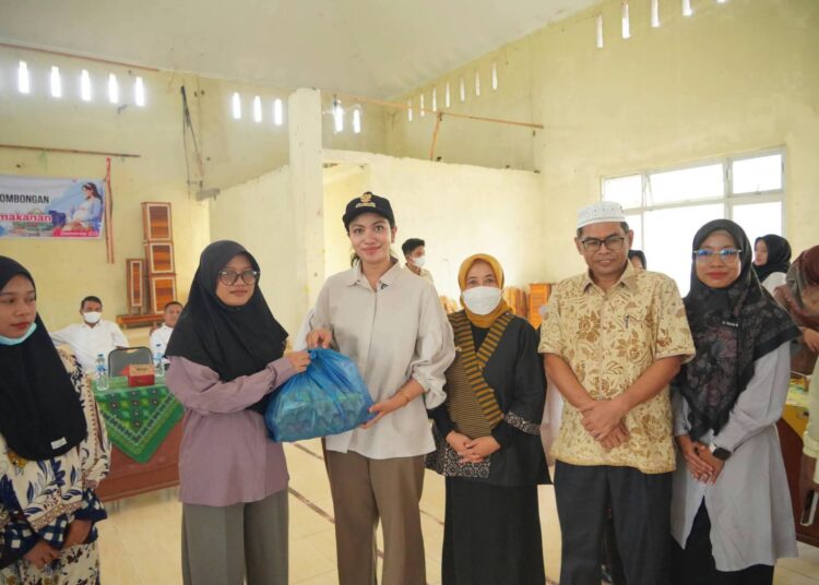 Bupati Dharmasraya, Annisa Suci Ramadhani, menyerahkan bantuan permakanan tahap VI kepada 118 ibu hamil dan ibu menyusui di Kecamatan Pulau Punjung dan Kecamatan Koto Besar, Minggu (25/10/2026).
