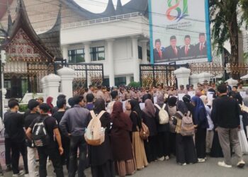 Mahasiswa Geruduk DPRD Sumbar, Desak Karhutla Jadi Bencana Nasional