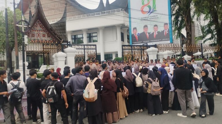 Puluhan mahasiswa menggelar aksi unjuk rasa di depan Kantor DPRD Sumatera Barat (Sumbar), kawasan Ulak Karang Utara, Kecamatan Padang Utara, Kota Padang, Rabu (28/10/2026).