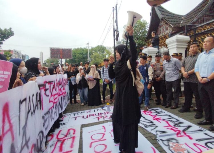 Puluhan mahasiswa menggelar aksi unjuk rasa di depan Kantor DPRD Sumatera Barat (Sumbar), kawasan Ulak Karang Utara, Kecamatan Padang Utara, Kota Padang, Rabu (28/10/2026).
