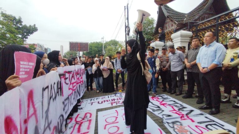 Puluhan mahasiswa menggelar aksi unjuk rasa di depan Kantor DPRD Sumatera Barat (Sumbar), kawasan Ulak Karang Utara, Kecamatan Padang Utara, Kota Padang, Rabu (28/10/2026).