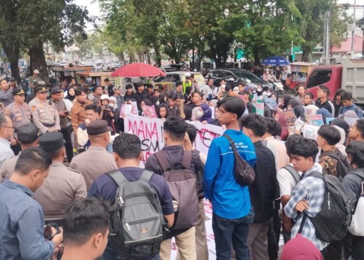 Puluhan mahasiswa menggelar aksi unjuk rasa di depan Kantor DPRD Sumatera Barat (Sumbar), kawasan Ulak Karang Utara, Kecamatan Padang Utara, Kota Padang, Rabu (28/10/2026).