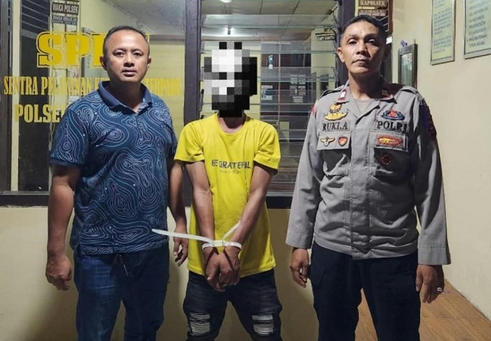 Polisi menangkap pemuda di rumah orang tuanya di Korong Simpang, Nagari Katapiang, Kecamatan Batang Anai, Padang Pariaman, pada Selasa (27/10/2026) karena mengancam ibu dan adik kandungnya dengan pisau. Foto: Polsek Batang Anai