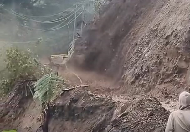 Jalan yang menghubungkan Simpang Empat, Kecamatan Pasaman, dengan Nagari Talu, Kecamatan Talamau, Pasaman Barat, lumpuh total setelah tertimbun material longsor pada Rabu (28/10/2026) sore.