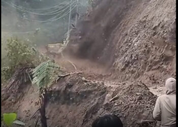Video: Detik-Detik Longsor Timbun Jalan di Pasaman Barat, Kendaraan Tak Bisa Melintas