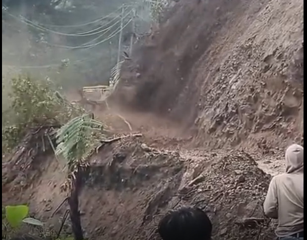 Longsor menimbun jalan menuju Nagari Talu, Kecamatan Talamau, Pasaman Barat, Rabu (28/10/2026) sore. Akibat kejadian itu, jalan tidak dapat dilalui.