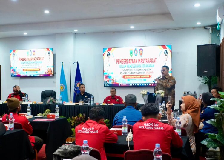 Wali Kota Padang Panjang, Hendri Arnis, membuka kegiatan Pembentukan dan Pembinaan Relawan Pemadam Kebakaran (Redkar) Kota Padang Panjang 2026 di Aula Lantai 1 Hotel Aulia, Kamis (29/10/2026).