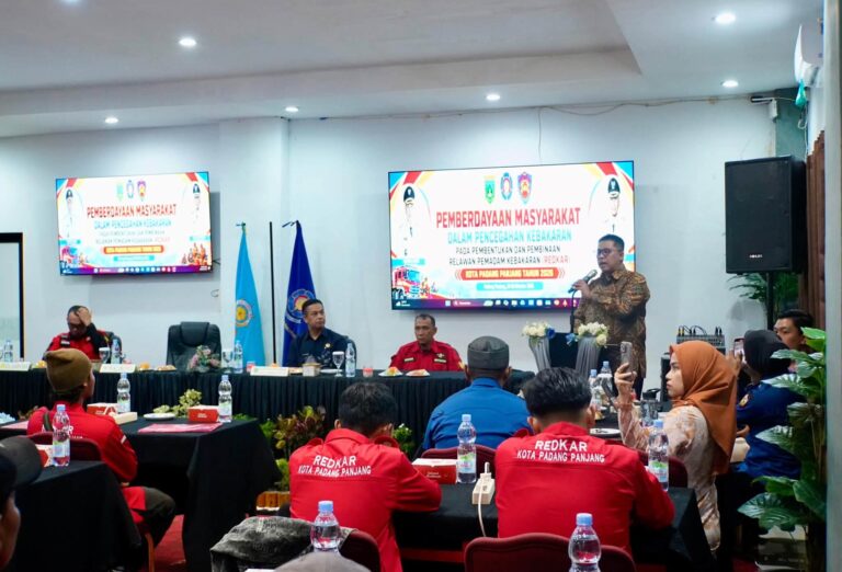 Wali Kota Padang Panjang, Hendri Arnis, membuka kegiatan Pembentukan dan Pembinaan Relawan Pemadam Kebakaran (Redkar) Kota Padang Panjang 2026 di Aula Lantai 1 Hotel Aulia, Kamis (29/10/2026).