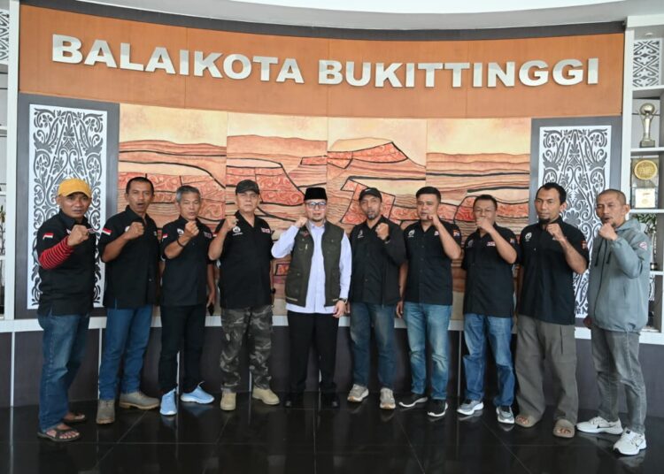 Wakil Wali Kota (Wawako) Bukittinggi, Ibnu Asis, melepas keberangkatan komunitas Jam Gadang Jeep Club untuk mengikuti kegiatan Adventure Extreme Off Road Danau Rusa di Kabupaten Kampar, Riau. Pelepasan itu berlangsung di Balai Kota Bukittinggi, Kamis (29/10/2026).