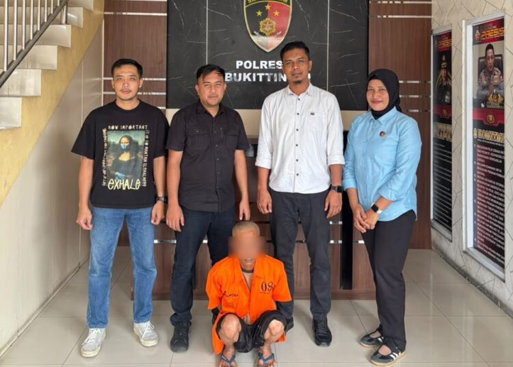 Pria berinisial R (38), terduga pelaku pencabulan terhadap anak tirinya diserahkan warga kepada Polresta Bukittinggi untuk diproses hukum. Foto: Polresta Bukittinggi