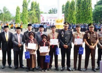 Pemkab Dharmasraya Salurkan Beasiswa Rp110 Juta untuk 211 Siswa Berprestasi