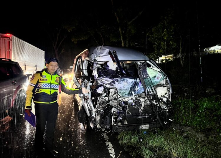 Kondisi Toyota Hiace dan truk Mitsubishi yang bertabrakan di Jalan Solok–Padang, tepatnya di Nagari Cupak, Kecamatan Gunung Talang, Kabupaten Solok, Kamis (29/10/2026) malam