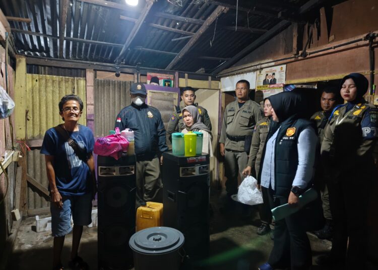 Petugas Satpol PP Damkar Padang Pariaman mengamankan perangkat karaoke dan dua baskom wadah tuak saat penertiban kedai tuak di Korong Pinang, Nagari Pauh Kambar, Kecamatan Nan Sabaris, Kamis (29/10/2026) malam.