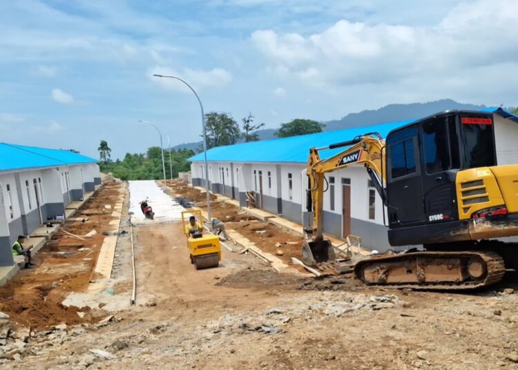 Sejumlah pekerja mengerjakan pembangunan hunian tetap (huntap) bagi korban bencana di Kota Padang.