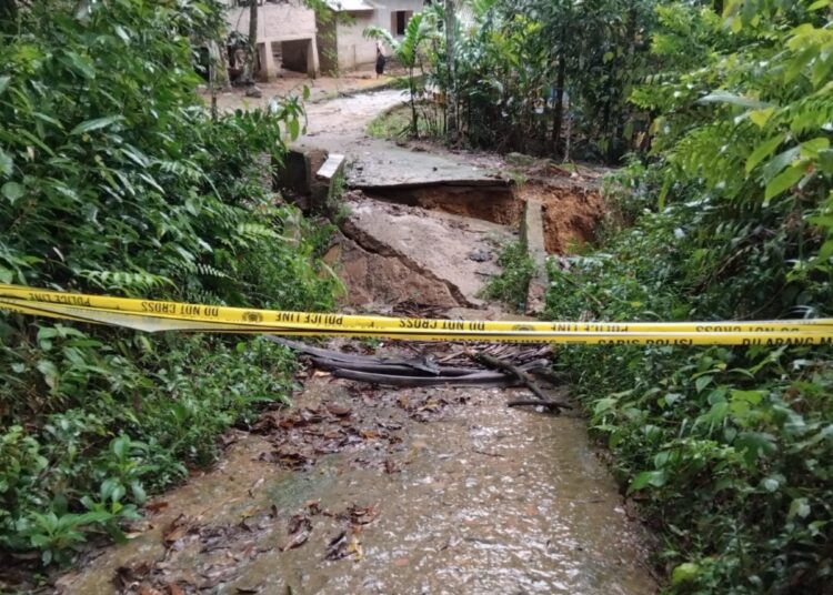 Hujan deras yang mengguyur Kabupaten Pasaman selama dua hari berturut-turut pada 27–28 Oktober 2026 memicu longsor di Nagari Muaro Sungai Lolo, Kecamatan Mapat Tunggul Selatan, pada Kamis (29/10/2026).