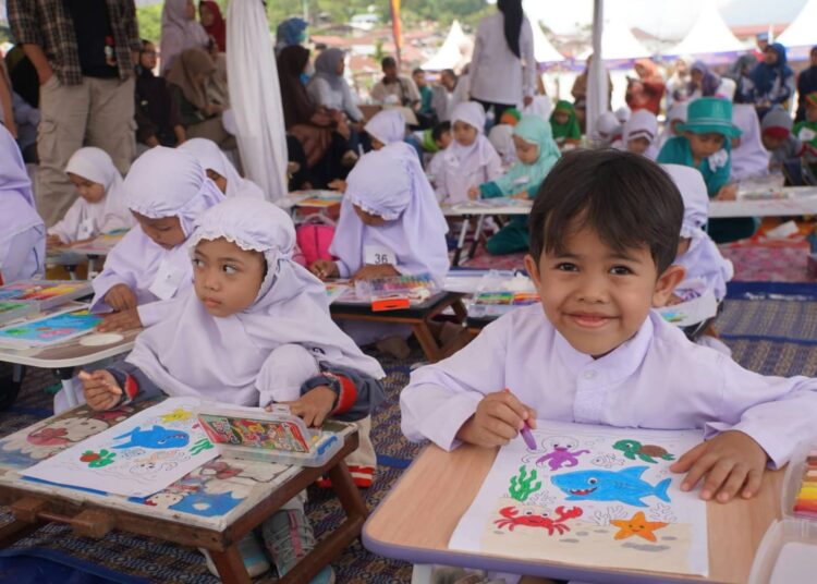 Sebanyak 40 anak taman kanak-kanak (TK) mengikuti lomba mewarnai dalam rangkaian Festival Literasi IV-2026 di Lapangan Bancalaweh, Kota Padang Panjang, Jumat (30/10/2026).