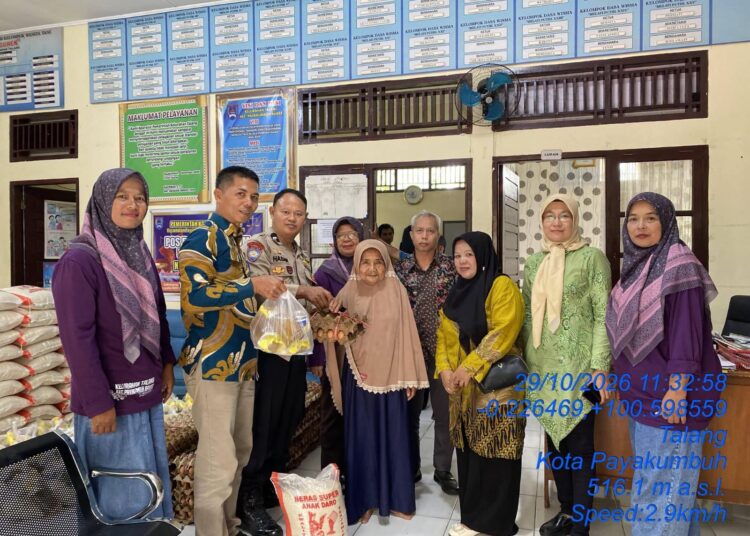 Staf Ahli Wali Kota Payakumbuh, Erizon, menyerahkan bantuan secara simbolis kepada masyarakat kurang mampu di Aula Kantor Camat Payakumbuh Utara, Kamis (29/10/2026).