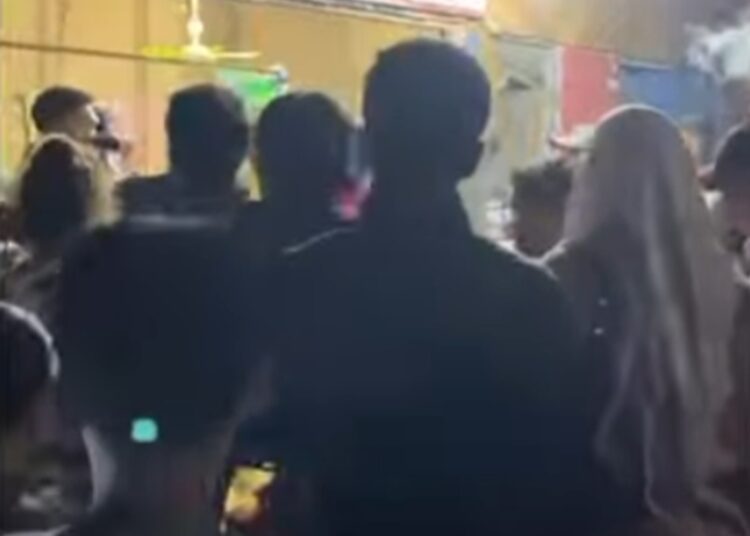 Seorang pria babak belur setelah diamuk warga di Jorong Pabotungan, Nagari Taeh Bukik, Kabupaten Lima Puluh Kota, pada Jumat (30/10/2026) malam. Foto: Tangkapan layar media sosial
