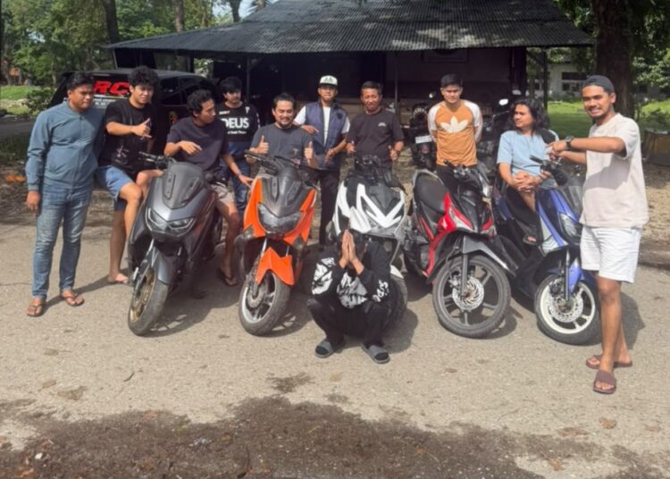 Polisi menyita lima sepeda motor dari enam orang yang ditangkap di depan Hotel Pangeran Beach, Jalan Ir. H. Juanda, Kota Padang, Jumat (30/10/2026) sekitar pukul 02.30 WIB. Foto: Polda Sumbar