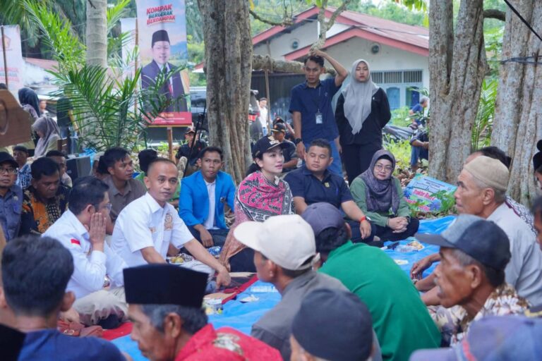 Bupati Dharmasraya, Annisa Suci Ramadhani, menyerahkan bantuan benih jagung dan traktor secara simbolis kepada kelompok tani di Nagari Sitiung, Kecamatan Sitiung, Jumat (30/10/2026).