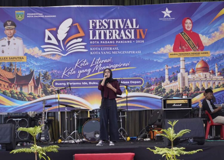 Salah satu peserta tampil dalam Lomba Solo Song Tingkat Pelajar pada Festival Literasi IV Kota Padang Panjang di Lapangan Bancalaweh, Jumat (30/10/2026).