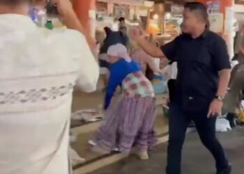 Seorang pria berbaju hitam terlihat marabo atau marah besar saat penertiban pedagang kaki lima (PKL) di Pasar Raya Padang, Kota Padang, Sumatera Barat.  Foto: Tangkapan layar media sosial