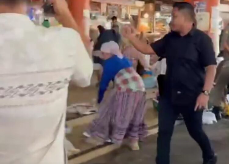 Seorang pria berbaju hitam terlihat marabo atau marah besar saat penertiban pedagang kaki lima (PKL) di Pasar Raya Padang, Kota Padang, Sumatera Barat.  Foto: Tangkapan layar media sosial