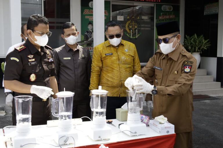 Wakil Wali Kota Bukittinggi Ibnu Asis menghadiri pemusnahan barang bukti perkara yang telah berkekuatan hukum tetap di halaman Kantor Kejaksaan Negeri Bukittinggi, Selasa (27/10/2026).