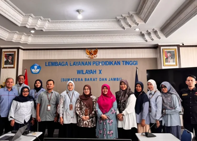 Jajaran UIN Imam Bonjol Padang berfoto bersama jajaran Lembaga Layanan Pendidikan Tinggi  Wilayah X di kantor lembaga itu, Padang, pada Selasa (6/10/2026). Foto: UIN Imam Bonjol Padang