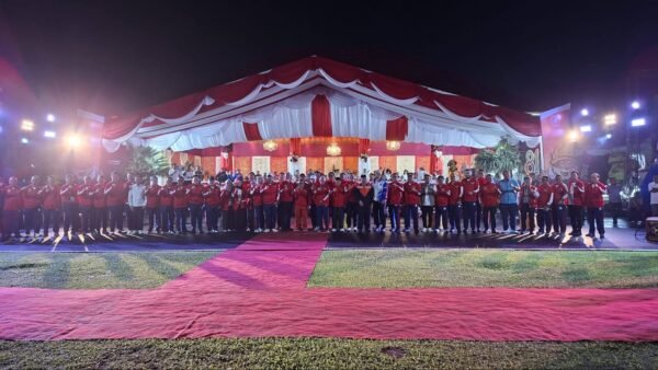 Sejumlah atlet Sijunjung berfoto bersama bupati saat pembukaan Porprov XVI Sumatera Barat 2026.