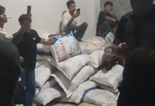 Puluhan orang menggerebek sebuah gudang yang diduga menjadi tempat penimbunan pupuk bersubsidi di kawasan Tigo Balai, Nagari Lubuk Batingkok, Kecamatan Harau, Kabupaten Lima Puluh Kota, Jumat (30/10/2026) malam. Foto: Tangkapan layar media sosial