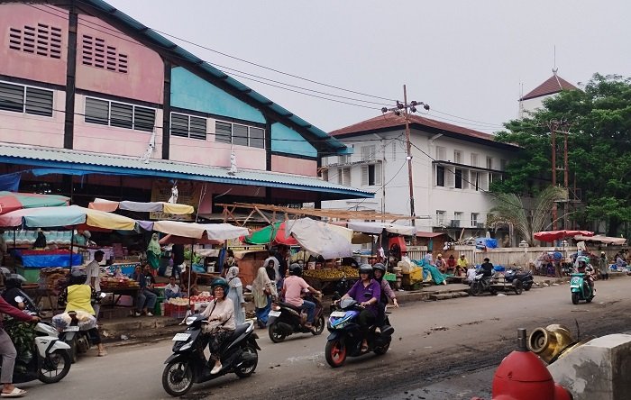 Beberapa pedagang buah masih bertahan berjualan di kawasan Jalan Sandang Pangan, Pasar Raya Padang, setelah penertiban pedagang kaki lima yang dilakukan petugas sejak Rabu (21/10/2026). Foto: Qadri Hayatul/Kabarminang.com