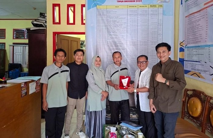 Wali Nagari Sariak Alahan Tigo, Baharuddin, berfoto dengan tim LP2M UIN Imam Bonjol Padang di kantor wali nagari tersebut pada Kamis (22/10/2026). Foto: UIN Imam Bonjol Padang