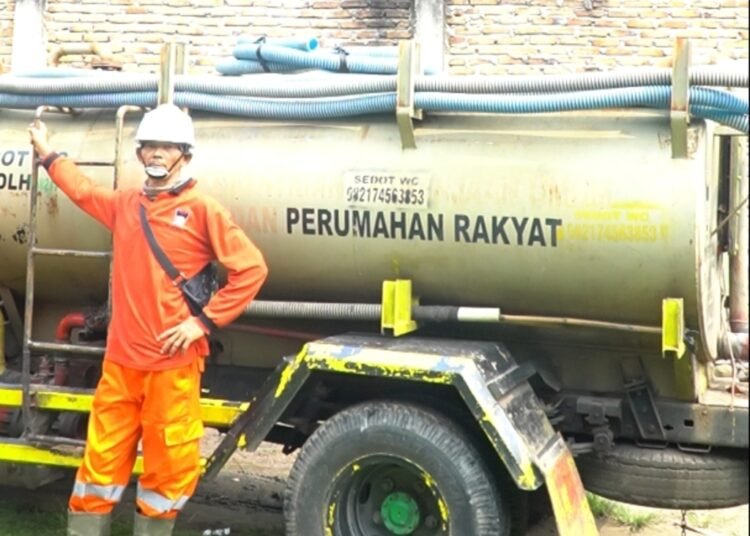 UPTD Pengelolaan Air Limbah Domestik Kota Padang menguji coba Layanan Lumpur Tinja Terjadwal di Kelurahan Air Tawar, Kecamatan Padang Utara, Senin (19/10/2026).