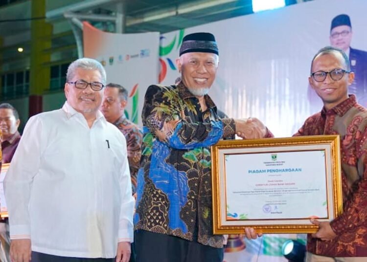 Direktur Utama Bank Nagari Gusti Candra menerima penghargaan dari Pemerintah Provinsi Sumatera Barat atas kontribusi dalam mendukung optimalisasi penerimaan Pajak Kendaraan Bermotor (PKB) di Sumatera Barat, di Halaman Kantor Gubernur Sumbar, 3 Oktober 2026.