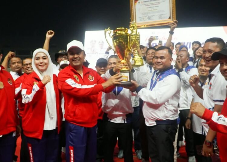 Wakil Gubernur Sumbar Vasco Ruseymi menyerahkan piala juara umum kepada kontingen Kota Padang di Stadion Utama Sumbar Kabupaten Padang Pariaman, Kamis (14/10/2026).