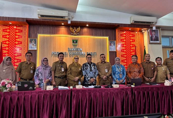 Sekretaris Daerah Kota Padang, Raju Minropa dan jajarannya berfoto dengan jajaran Komisi Informasi Publik Sumbar di di Aula Kantor Bappeda Sumbar pada Selasa (20/10/2026). Foto: Pemko Padang