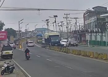 Truk Tabrakan dengan Minibus di Jembatan Layang Bukittinggi