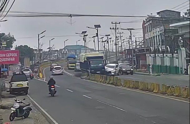 Sebuah truk dan minibus bertabrakan di Jalan Raya By Pass jembatan layang, tepatnya di depan Kampus Muhammadiyah, Kelurahan Aur Kuning, Kecamatan Aur Birugo Tigo Baleh, Kota Bukittinggi, Sumatera Barat, pada Sabtu (17/10/2026) sekitar pukul 13.50 WIB.