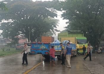 Dua Truk Tabrakan di Dharmasraya, Satu Pengemudi Terjepit dalam Kendaraan
