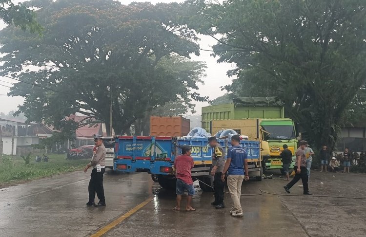 Dua truk bertabrakan di Jalan Lintas Sumatera di Jorong Ranah Ambacang, Nagari Sungai Dareh, Kecamatan Pulau Punjung, Dharmasraya, pada Sabtu (3/10/2026) sekitar pukul 11.20 WIB. Foto: Polres Dharmasraya