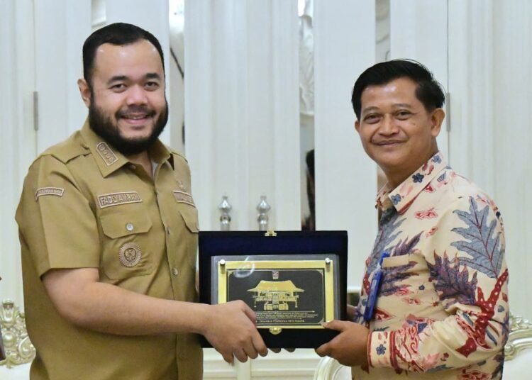 Wali Kota Padang Fadly Amran bersama jajaran BRI saat membahas penjajakan kerja sama digitalisasi pembayaran pajak dan retribusi untuk mengoptimalkan Pendapatan Asli Daerah (PAD) Kota Padang, Selasa (20/10/2026).