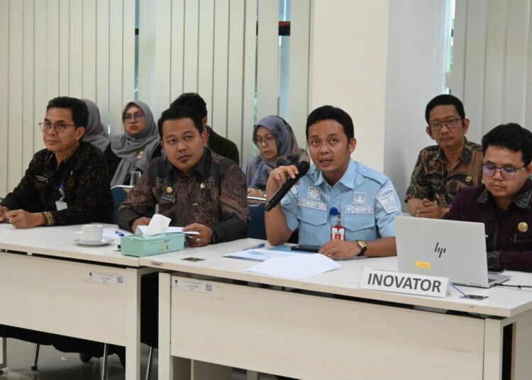 Tim Dinas Kominfo Kota Padang mengikuti penilaian akhir inovasi Padang Mobile dalam ajang Padang Innovation Award 2026 di Kantor Bappeda Kota Padang, Kamis (29/10/2026).